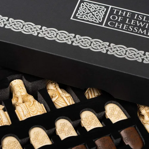 Vista 7 de The Isle of Lewis Chessmen - Juego de ajedrez oficial de Lewis Regency - 4 edición Queen