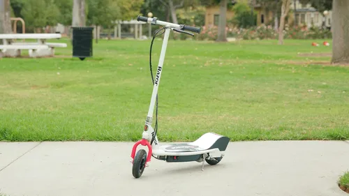 Vista 8 de Patinete eléctrico Razor E200 para adolescentes y adultos - Motor de alto torque de 12 MPH, 40 min de tiempo de conducción, peso máximo de 154