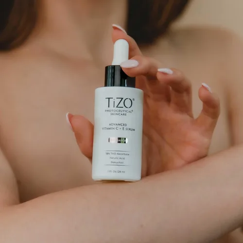 Vista 3 de TiZO Suero fotocéutico avanzado de vitamina C + E con ácido ferúlico y bakuchiol