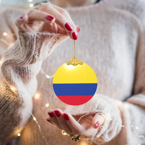 Vista 5 de Colgante redondo de adorno navideño de cristal con estampado de bandera de Colombia con detalles dorados y plateados para colgar la decoración