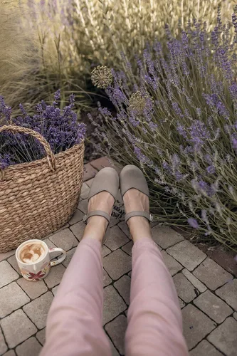 Vista 5 de Zueco suizo de madera, hecha a mano, para mujer de Sandgrens Milan