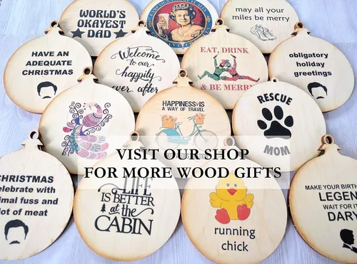 Vista 6 de Regalo divertido para hombre y hombre, adorno de madera de Navidad para hombres reales con diseño original hecho a mano
