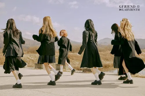 Vista 3 de Gfriend 8º Mini álbum de Laberinto Versión Aleatoria CD+60p PhotoBook+16p Mini Book+1p Pop Up Card+1p Photo Film+2p Selfie Phohto Card+Seguimiento