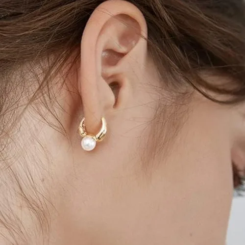 Vista 5 de VENOCO Pendientes de perlas delicadas para mujer, aretes de perlas barrocas de oro, aretes de aro de perlas elegantes de plata para novia