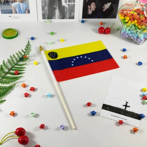 Vista 4 de QQSD Banderas de mano pequeñas de Venezuela con palo venezolano, poste de madera maciza con punta de lanza, paquete de 12