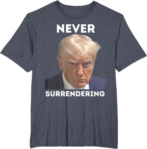Vista 50 de Triumph Never Surrendering - Camiseta Trump Mug Shot, Negro