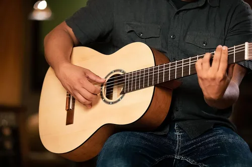 Vista 13 de Ortega Student Series Pro - Guitarra clásica de nailon de 6 cuerdas de tamaño completo, parte superior de abeto Engelmann sólido, satén natural (R55)
