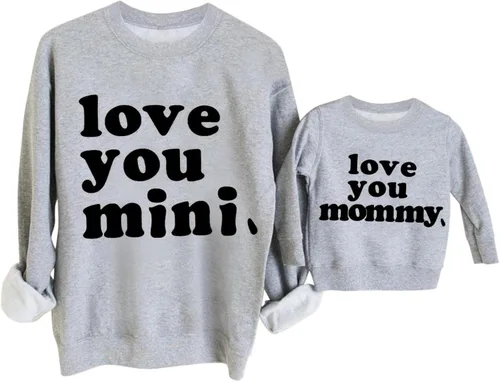 Vista 4 de Conjunto de sudadera de manga larga para mamá y mí con diseño de corazón para el día de San Valentín, para mamá y yo, sin botones, A#gris