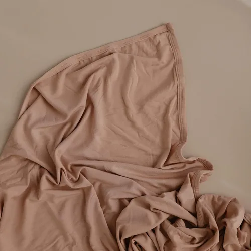 Vista 3 de mushie Manta Envolvente Elástica para Bebé Extra Suave y Ajuste Ceñido 47"x47" (Blush)