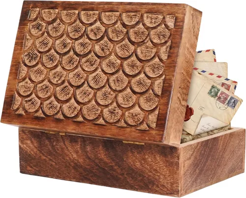 Vista 10 de Caja de madera de vieira (mediana) - Caja decorativa ligera quemada sobre gris con tapa con almohadillas de fieltro debajo y talla de madera - Caja