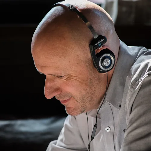 Vista 5 de Koss Porta Pro con micrófono y auriculares remotos en la oreja, enchufe con cable Control remoto táctil, conector de 0.138 in