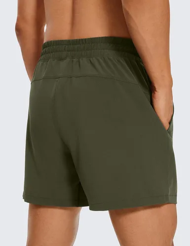 Vista 2 de CRZ YOGA Pantalones cortos de entrenamiento sin forro para hombre, ligeros, de secado rápido, para correr, deportes, gimnasio, con bolsillos