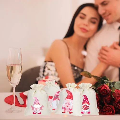 Vista 6 de Whaline 24 bolsas de regalo de arpillera para el día de San Valentín, diseño de gnomo rosa, bolsas de dulces con cordón de cordón, bolsas de lino