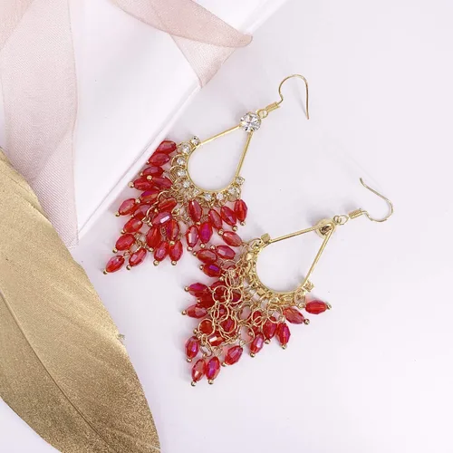 Vista 2 de LAXPICOL Pendientes largos bohemios de moda pendientes de cristal transparente con gancho de pez para mujer, tono dorado