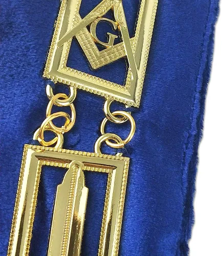 Vista 4 de Herramientas de trabajo con cuello masónico chapado en oro y respaldo de terciopelo azul