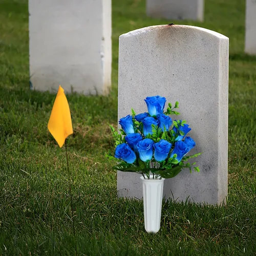Vista 4 de XONOR Flores artificiales de cementerio, juego de 2 ramos de rosas artificiales, flores conmemorativas con jarrón para decoración de lápidas de Azul