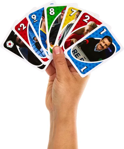 Vista 2 de Mattel Games Juego de cartas UNO Ted Lasso para adolescentes y adultos inspirado en la popular serie para noche de juegos, viajes y camping