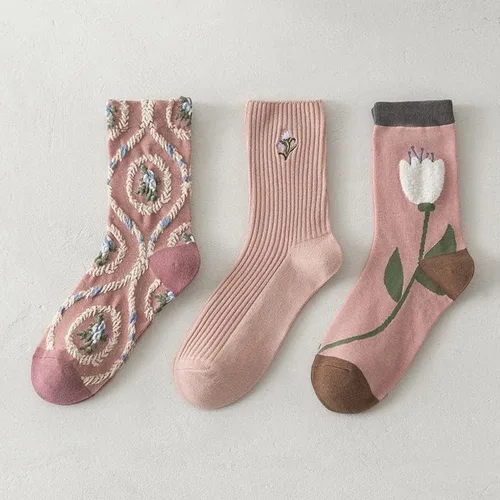 Vista 2 de CYee 3 pares de calcetines de color rosa con patrón de flores kawaii para mujer, calcetines bordados suaves y transpirables elásticos de tubo medio