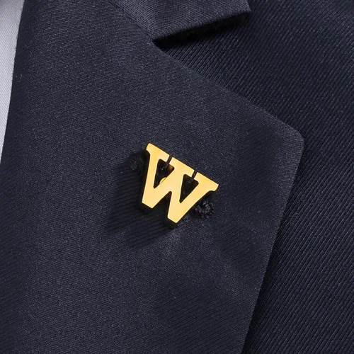 Vista 4 de Pin de solapa inicial para hombres y mujeres, broches para trajes de hombre, botones de metal en tono dorado de 18 quilates y plata.