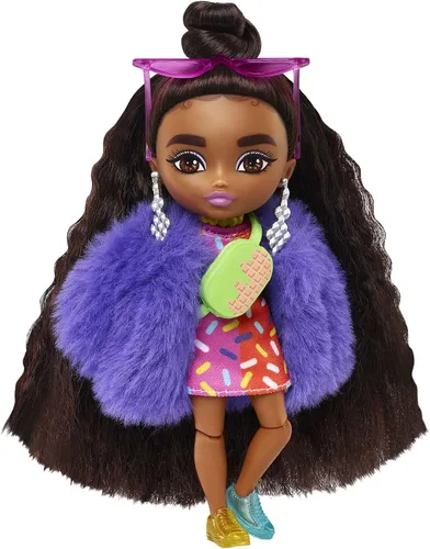 Vista 16 de Muñeca Barbie Extra y accesorios con aspecto brillante, cabello de fantasía rosa y morado y gorro de neón con cachorro mascota Blanco