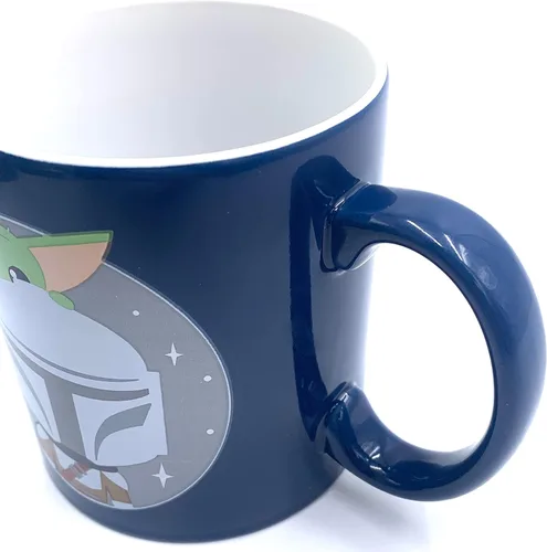 Vista 5 de Silver Buffalo Star Wars Mandalorian and the Child Baby Yoda Grogu Jumbo - Taza de café de cerámica de 20 onzas, imagen de 2 caras