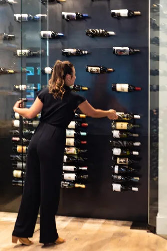 Vista 6 de VintageView W Series Pro Wine Rack 3 – Estante de metal montado en la pared – Moderno almacenamiento de vino de fácil acceso – Estante de vino que
