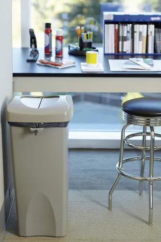 Vista 3 de Rubbermaid Commercial - bote de basura cuadrada intocable, Negro
