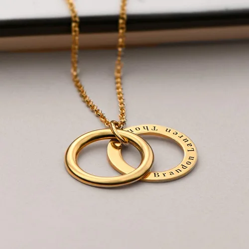 Vista 3 de Oak&Luna Collar con nombre grabado con mensaje oculto personalizado Colgante de placa de nombre chapado en oro de 18 quilates, chapado en oro