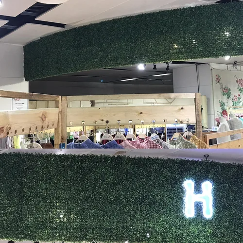 Vista 8 de KuGuo Paneles de setos topiarios artificiales de boj 12P, plantas de seto para patio al aire libre, plantas de pared con protección UV, 20 x 20