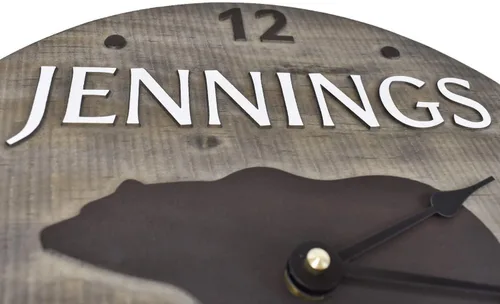 Vista 4 de Reloj de oso de madera hecho a mano de 11 pulgadas personalizado con apellido y año de boda