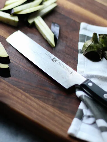 Vista 6 de ZWILLING Cuchillo Nakiri Gourmet de 6.5 pulgadas