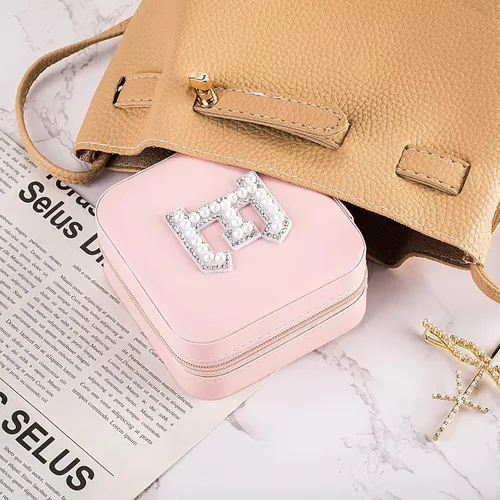 Vista 5 de Qncssk Joyero de viaje para mujeres y niñas, pequeño joyero organizador de almacenamiento con perlas con purpurina inicial - Mini elegante regalo