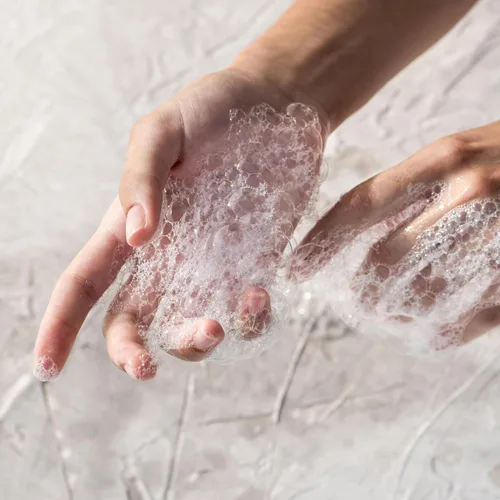 Vista 3 de KORRES Limpiador Corporal Renovador, Aroma a Albahaca y Limón, Gel Espumoso de Ducha para Mujeres y Hombres con Botánicos Griegos Hidratantes, Jabón