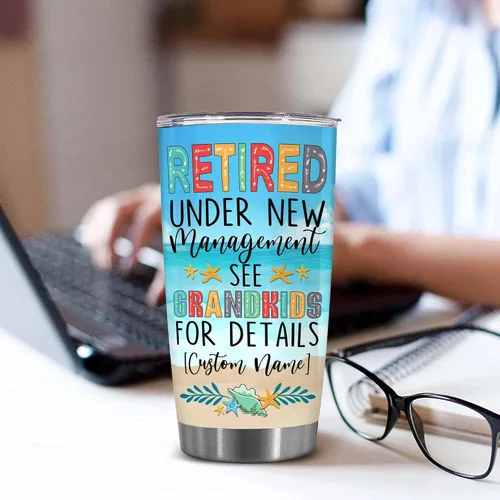 Vista 3 de WHIDOBE Vaso de jubilación personalizado, jubilado bajo nueva administración, mira a los nietos para obtener detalles, vaso con nombre