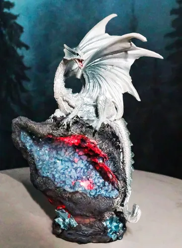 Vista 9 de Ebros Gift Fantasía blanca estalactita meteorito basilisco dragón encaramado en cuarzo montaña imitación geoda caverna roca figura con luz nocturna