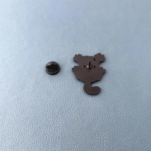 Vista 5 de 1 pin de metal de anime, aleación de zinc, pines de gato de dibujos animados