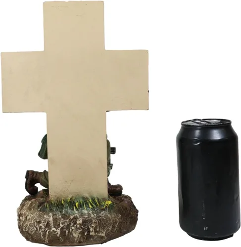 Vista 8 de Ebros Gift Battlefield War Hero Soldado con rifle arrodillado por cruz con bandera estadounidense, figura conmemorativa de 10 pulgadas de alto