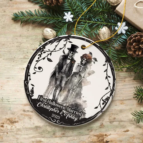 Vista 2 de Adorno personalizado para el primer Halloween, regalo de boda de esqueleto de señor y señora (círculo)