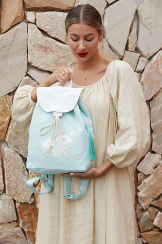 Vista 3 de C&P YOMKEY Mochila grande de lino ligero para mujer con patrones únicos bordados artesanales y culturales, Azul, verde, blanco., Mochila grande