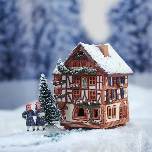 Vista 2 de Cerámica casas y pueblos colección - miniatura hecha a mano de Kaysersberg histórica casa en Alemania, edición de invierno - cono incienso titular