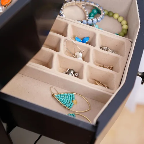 Vista 32 de Hives and Honey Florence Jewelry Armoire - Organizador de almacenamiento de joyas con 8 cajones forrados de fieltro, espejo de tocador, rollos