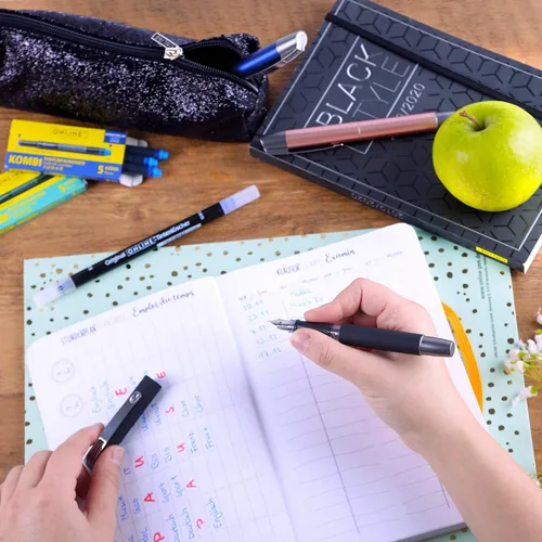 Vista 5 de Online Pluma estilográfica ergonómica para escuela/universidad – Campus Feel Grey – Punta media sólida, parte de agarre suave, para cartuchos