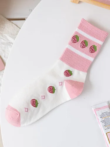 Vista 2 de OYOANGLE Calcetines altos con estampado de fresa, 5 pares de calcetines suaves y cómodos para mujer