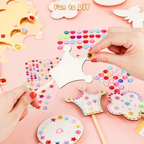 Vista 7 de El kit de varitas de hadas de princesa Pllieay incluye 18 piezas de 6 estilos de varita de princesa de madera sin terminar, coronas de papel dorado