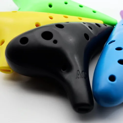 Vista 2 de Aestivate Ocarina Alto C de 12 agujeros, plástico negro, fácil de aprender, perfecto para principiantes y regalos
