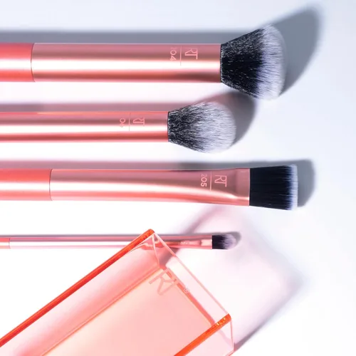 Vista 8 de Set de brochas de maquillaje sintéticas para una base impecable, cruelty-free, brocha para contornos, corrector, polvos y base, de Real Techniques