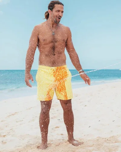 Vista 4 de utcoco Traje de baño para hombre que cambia de color, secado rápido, pantalones cortos de playa