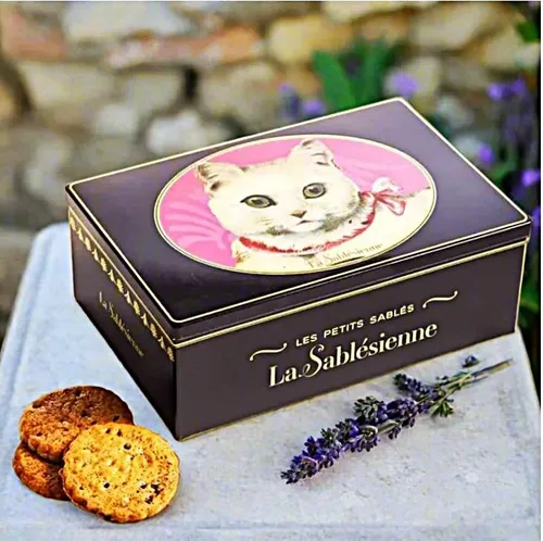 Vista 3 de La Sablésienne, White Cat (Chat Blanc) - Lata de metal decorativa de galletas de mantequilla francesa pura con chispas de chocolate, 8.8 onzas