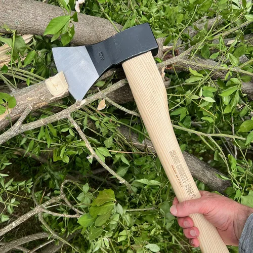 Vista 3 de Kings County Tools Hacha de tala de árbol italiano de estilo alemán Mango de madera de fresno suavemente curvado de 31.25 pulgadas de largo
