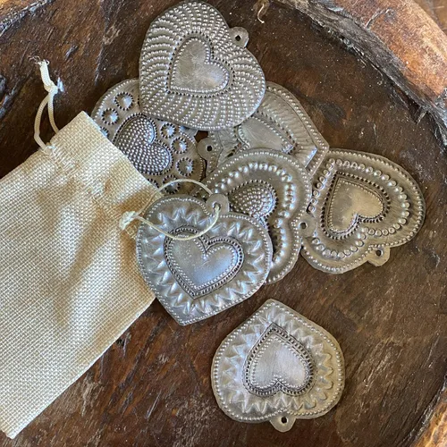 Vista 2 de Juego de 7 corazones sagrados, colección de corazones de metal de bronce plateado, hechos a mano en Haití, adornos decorativos para colgar, 2.5 x